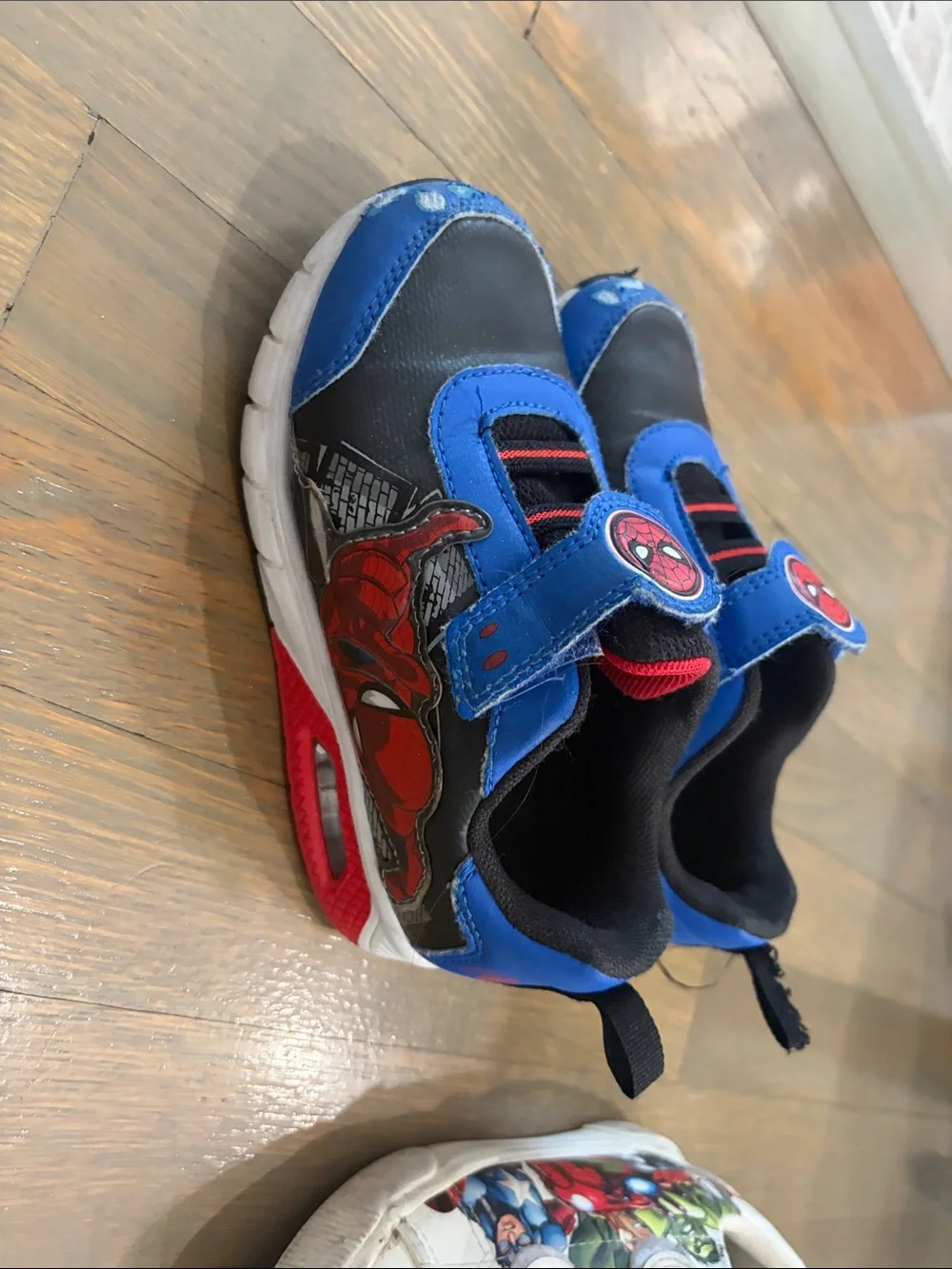 Boys 11 Marvel Spider-Man light up & avengers Sneakers guc